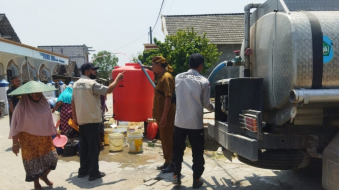Petugas BPBD saat memberikan bantuan air bersih kepada warga