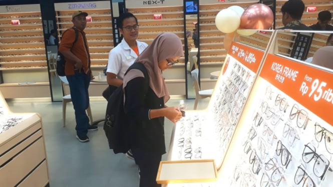 Pelanggan sedang mencari kacamata di Optik Dr Specs Surabaya