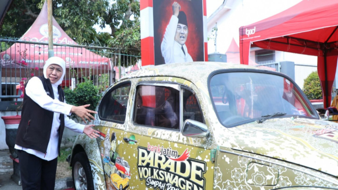 Gubernur Khofifah saat melepas parade VW di Bumi Bung Karno Blitar.