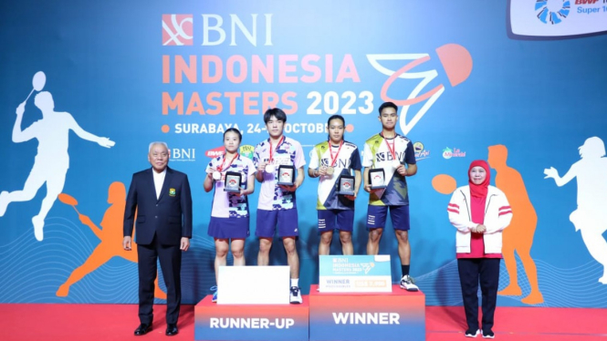 Gubernur Khofifah bersama para winner di Indonesia Masters 2023