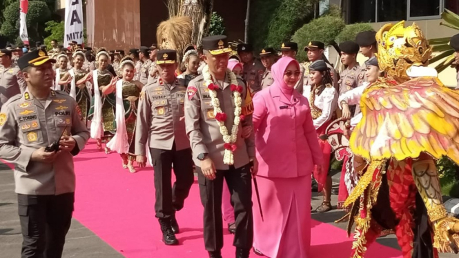 Prosesi Penyambutan Kapolda Jatim Baru, Irjen Imam Sugianto