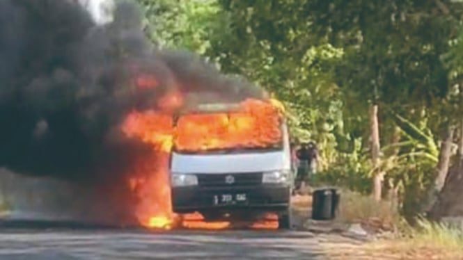 Mobil Pick Up yang Angkut 2 Drum Solar Hangus Terbakar