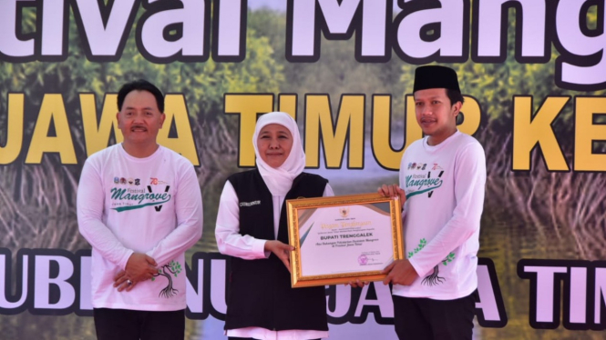 Trenggalek menerima penghargaan dari Gubernur Jawa Timur