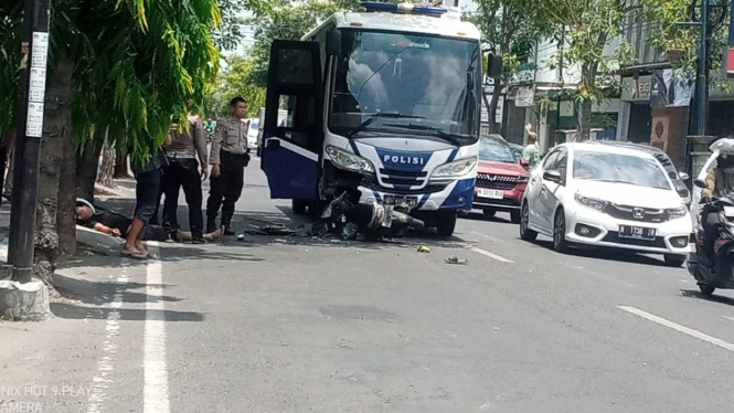 Kecelakaan Bus Polisi vs Sepeda motor di Tulungagung.
