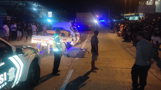 Petugas mengevakuasi korban kecelakaan maut di Lamongan.