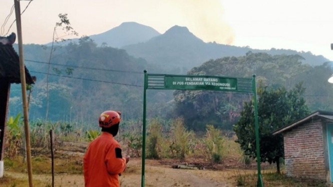 Petugas memantau pemadaman kebakaran Gunung Penanggungan Mojokerto