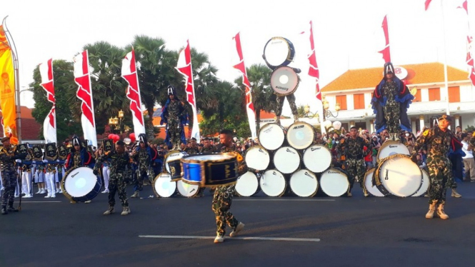 Marching Band Taruna AAL beratraksi di Parade Surabaya Juang