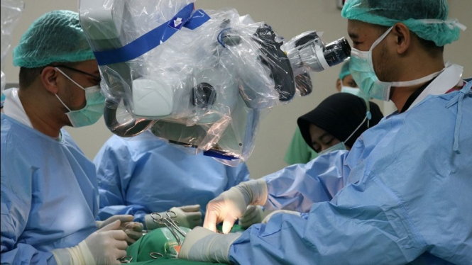 Dokter bedah saat operasi penanaman alat VNS kepada pasien epilepsi