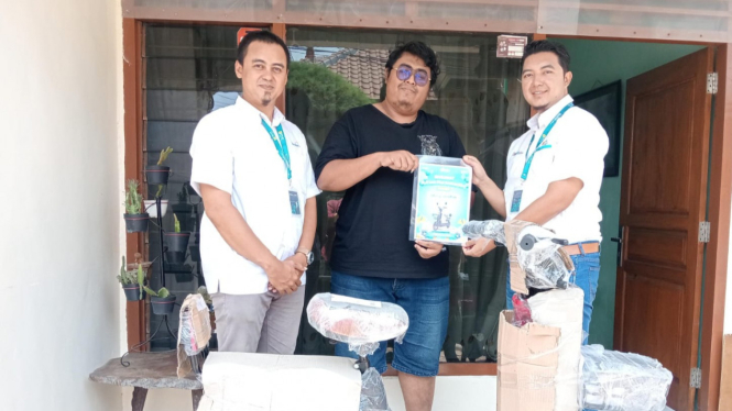 Febri Andriansyah Sudrajat (kanan) selaku manager Iconnet PLN bidang aktivasi & penjualan retail SBU Jawa Timur