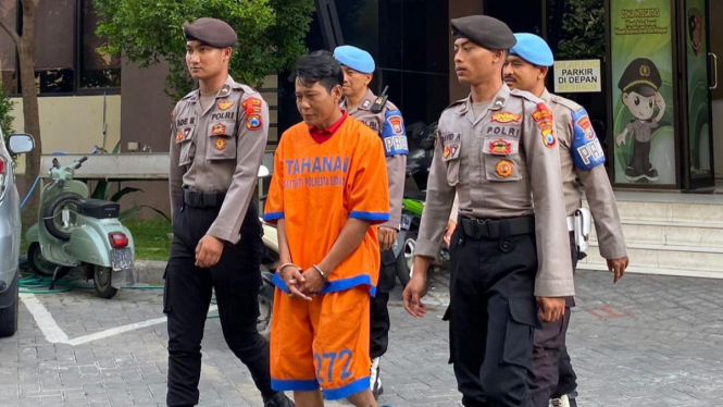 Pelaku S memakai baju tahanan digelandang Polresta Sidoarjo