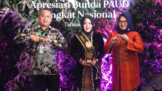 Bupati Mojokerto Ikfina Fahmawati meraih penghargaan Apresiasi Bunda PAUD Tingkat Nasional Tahun 2023