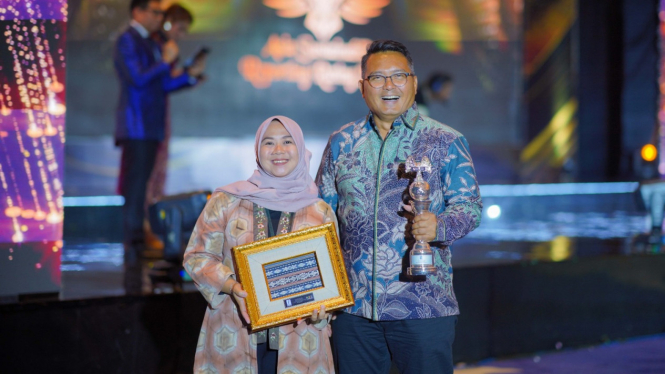 Dirut PT SIER Didik Prasetiyono saat menerima penghargaan silver rank.