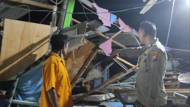 Rumah warga roboh diterjang angin kencang