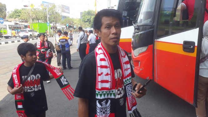 Suporter Indonesia hendak naik Shuttle Bus