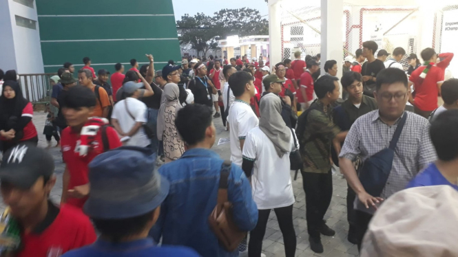Penonton Piala Dunia U-17 memenuhi Stadion GBT Surabaya.