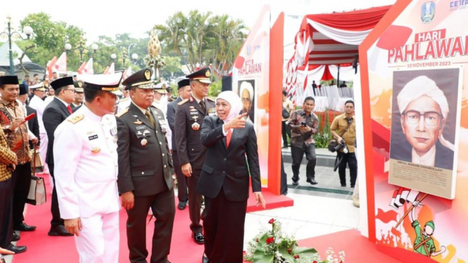 Gubernur Khofifah saat hadir di upacara hari pahlawan