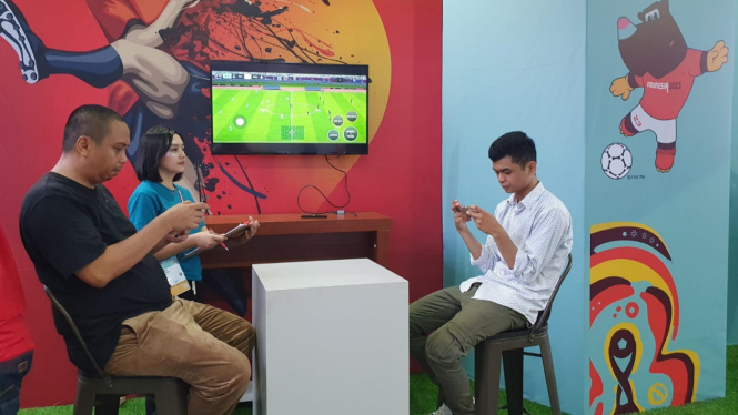 Keseruan kompetisi gim sepak bola Keseruan kompetisi gim sepak bola di booth Telkomsel Piala Dunia U-17 2023.