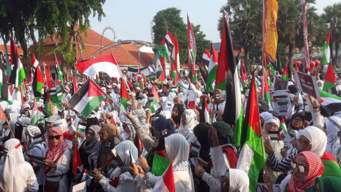 Aksi bela Palestina di depan Gedung Negara Grahadi Surabaya.