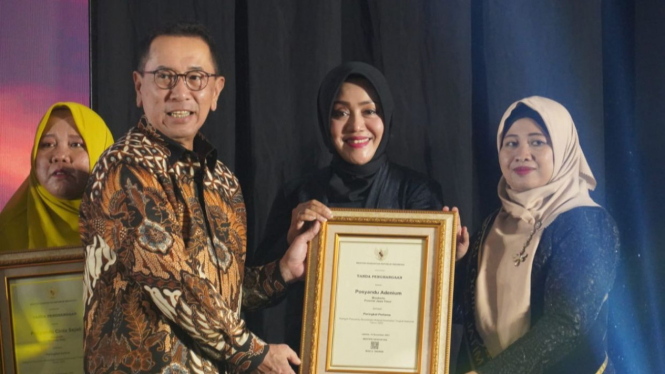 Bupati Mojokerto Ikfina Fahmawati menerima penghargaan juara 1 Posyandu Berprestasi Bidang Kesehatan Tingkat Nasional 2023.