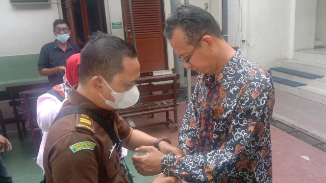 Petugas Kejari Surabaya memborgol Bimo Wahju Wardojo