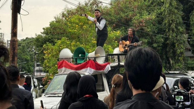 Aldi Taher aksi menyanyikan lagu dukungan ke Ganjar-Mahfud.