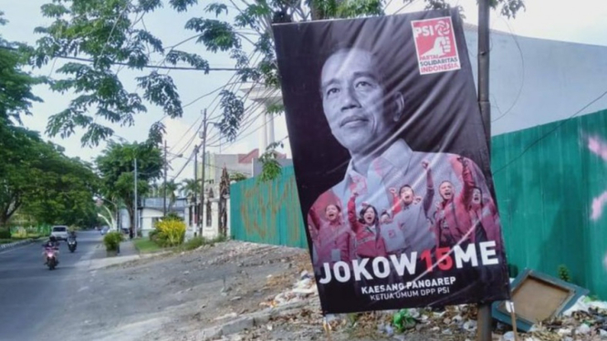 Baliho PSI bergambar Jokowi di salah satu titik di Surabaya