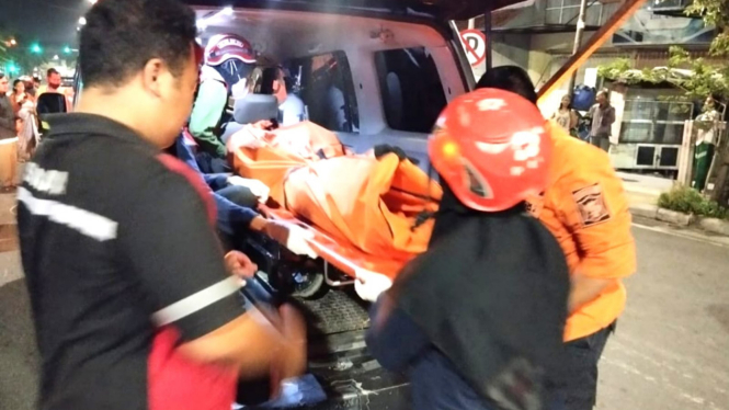 Jenazah korban dievakuasi menuju RSUD dr Soetomo Surabaya