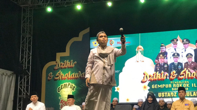 Pengajian Akbar Gempur Rokok Ilegal Bareng Ustadz Maulana di Mojokerto.