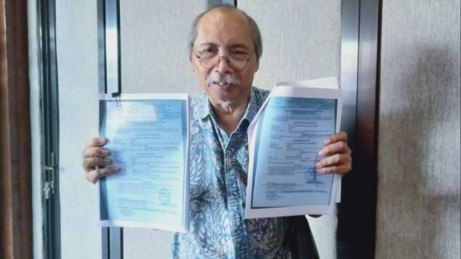 Dokter Totok Suhartojo menunjukkan salinan putusan kasasi MA.