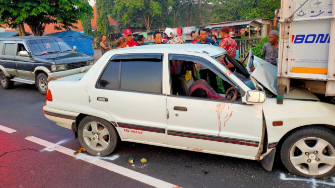 Mobil Tabrak Truk Berhenti di Mojokerto