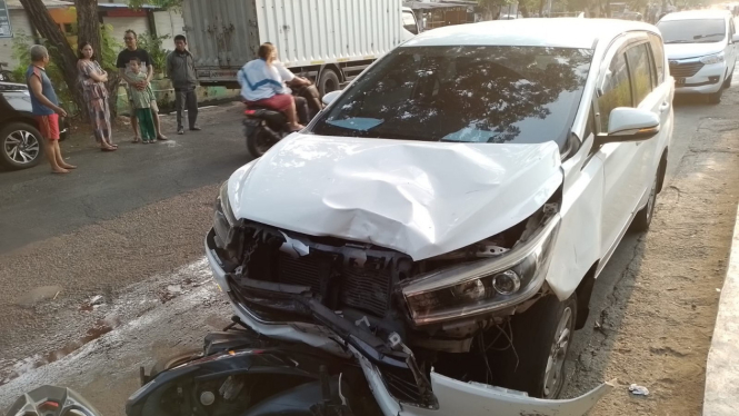 Kondisi mobil Innova usai menabrak dua pemotor di Surabaya.