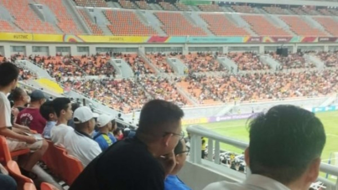 Suasana penonton di Jakarta International Stadium (JIS)
