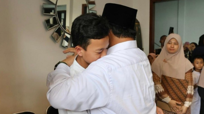 Prabowo saat bertemu Anak Penerbang Tucano yang Gugur