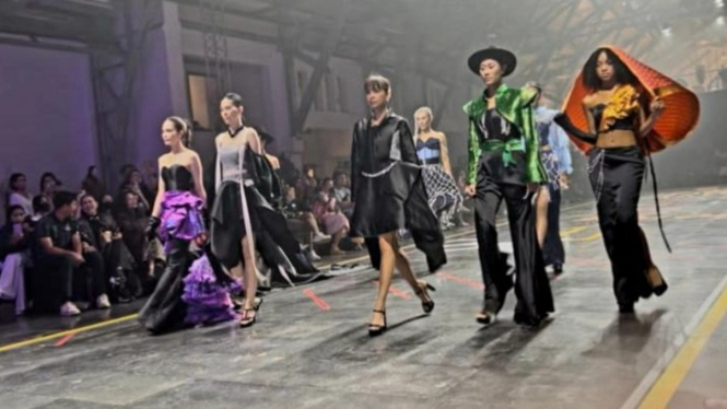 Desain busana yang ditampilkan di Fashion Spotlight Indonesia.