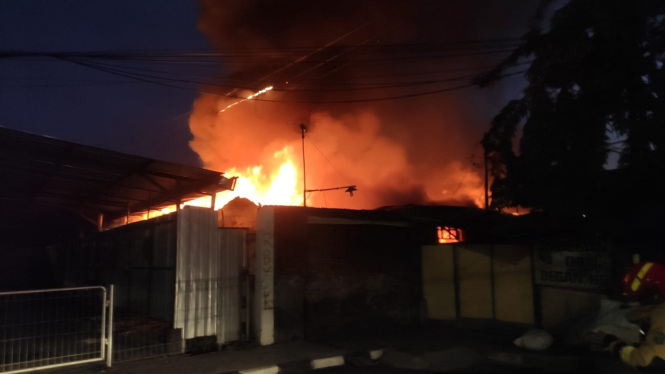 Rumah katering di Manyar Sabrangan, Surabaya, terbakar api.