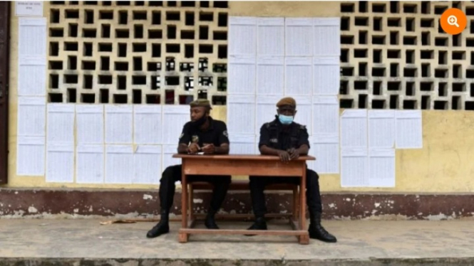Tentara duduk di luar tempat pemungutan suara
