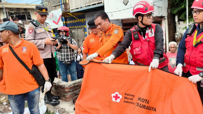 Petugas BPBD Kota Surabaya bersiap evakuasi korban.