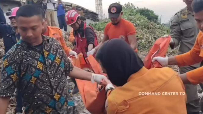 Petugas BPBD Kota Surabaya mengevakuasi mayat Mr.X