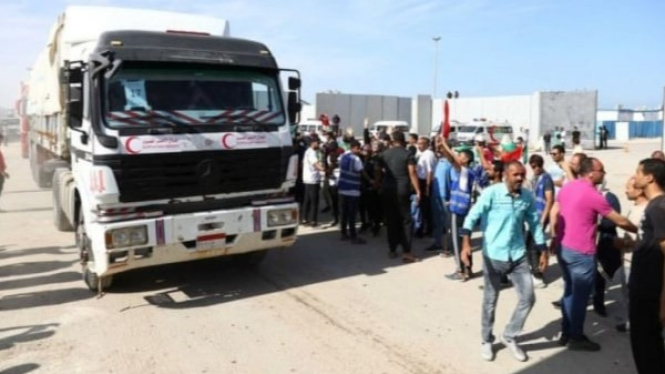 Truk-truk bantuan bahan bakar memasuki Gaza