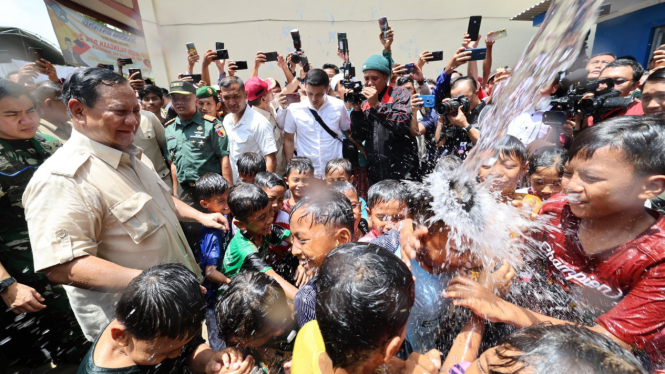 Prabowo saat meresmikan 12 titik sumber air bersih di Pamekasan