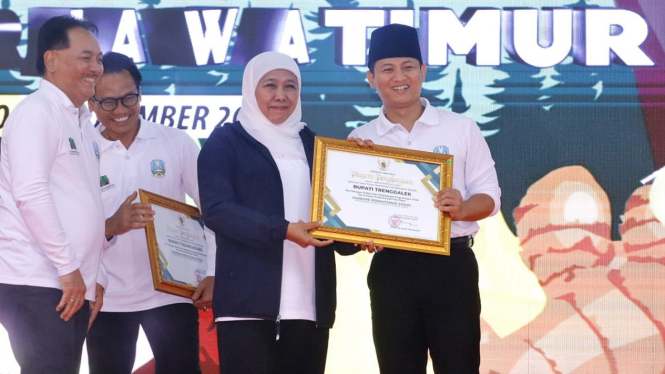 Penghargaan diraih oleh Bupati Trenggalek, Muchamad Nur Arifin