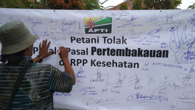 Petani melakukan penolakan pasal pertembakauan di RPP Kesehatan.