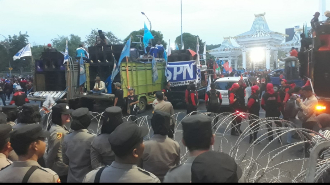 Ribuan buruh berdemo di depan Kantor Gubernur Jawa Timur.