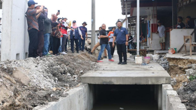 Bupati Gresik Fandi Akhmad Yani meninjau proyek drainase di Jalan Raya Ngepung, Benjeng