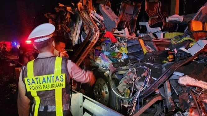 Petugas saat lakukan olah TKP, kecelakaan lalu lintas di jalan TOL Gempas jurusan Banyuwangi- Surabaya.