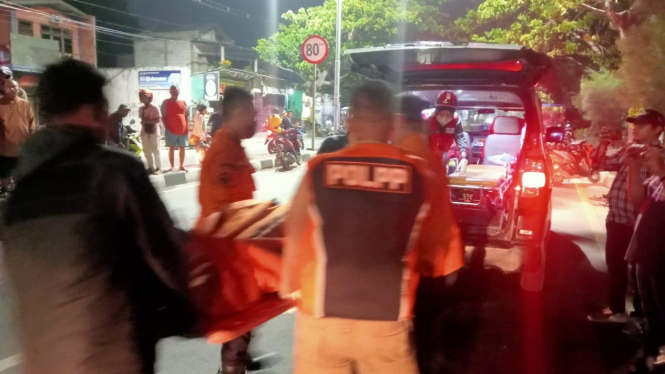 Evakuasi jenazah korban Laka di Kedung Cowek, Surabaya.