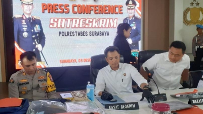 Kasat Reskrim Polrestabes Surabaya AKBP Hendro Sukmono (tengah).