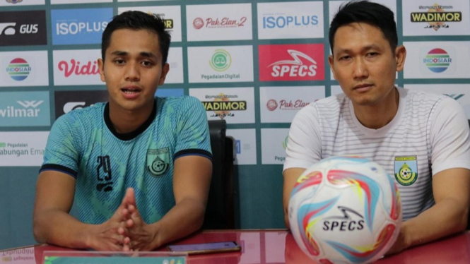 Pelatih Gresik United Agus Indra Kurniawan dan pemain Ghardika Arya