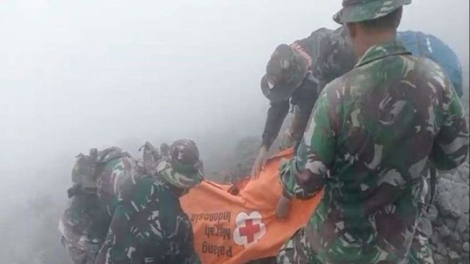 Tim SAR evakuasi korban erupsi Gunung Merapi