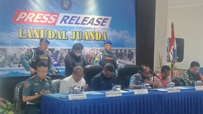 Danlanudal Juanda Kolonel Laut P Heru Prasetyo memimpin konferensi pers di Sidoarjo.